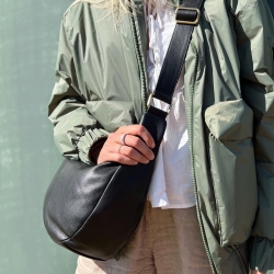 Feline crossbody väska i mjukt svart skinn - Dam - Treats
