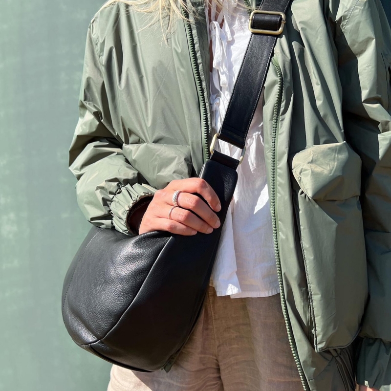Feline crossbody väska i mjukt svart skinn - Dam - Treats