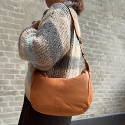 Feline crossbody-väska i mjukt cognacskinn - Dam - Treats