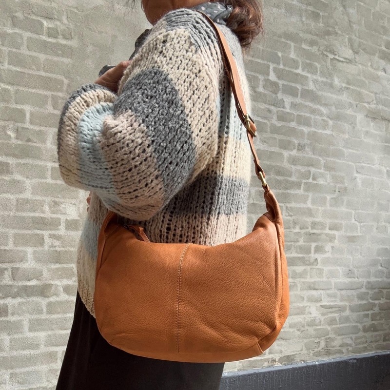Feline crossbody-väska i mjukt cognacskinn - Dam - Treats