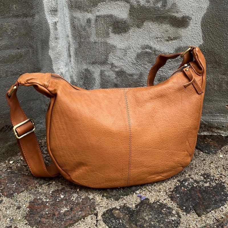 Feline crossbody-väska i mjukt cognacskinn - Dam - Treats