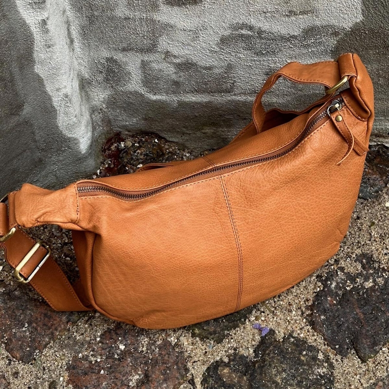 Feline crossbody-väska i mjukt cognacskinn - Dam - Treats
