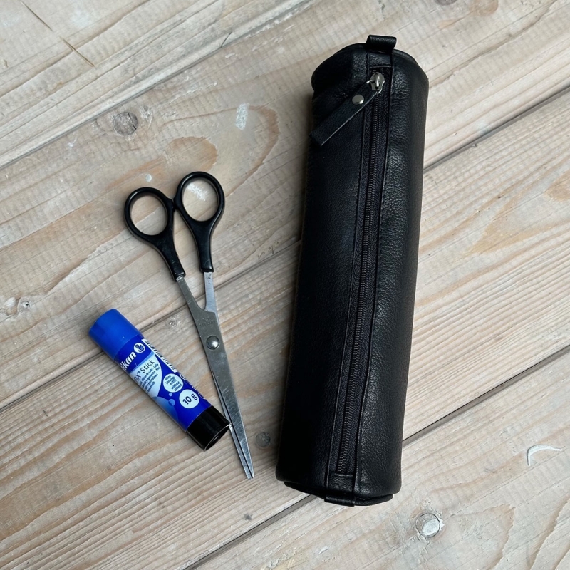 Penalhus i ægte læder - Sort - 23 cm ø 6 cm Penalhus i ægte læder - Sort - 23 cm ø 6 cm