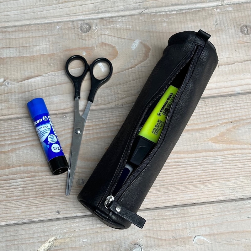 Penalhus i ægte læder - Sort - 23 cm ø 6 cm Penalhus i ægte læder - Sort - 23 cm ø 6 cm