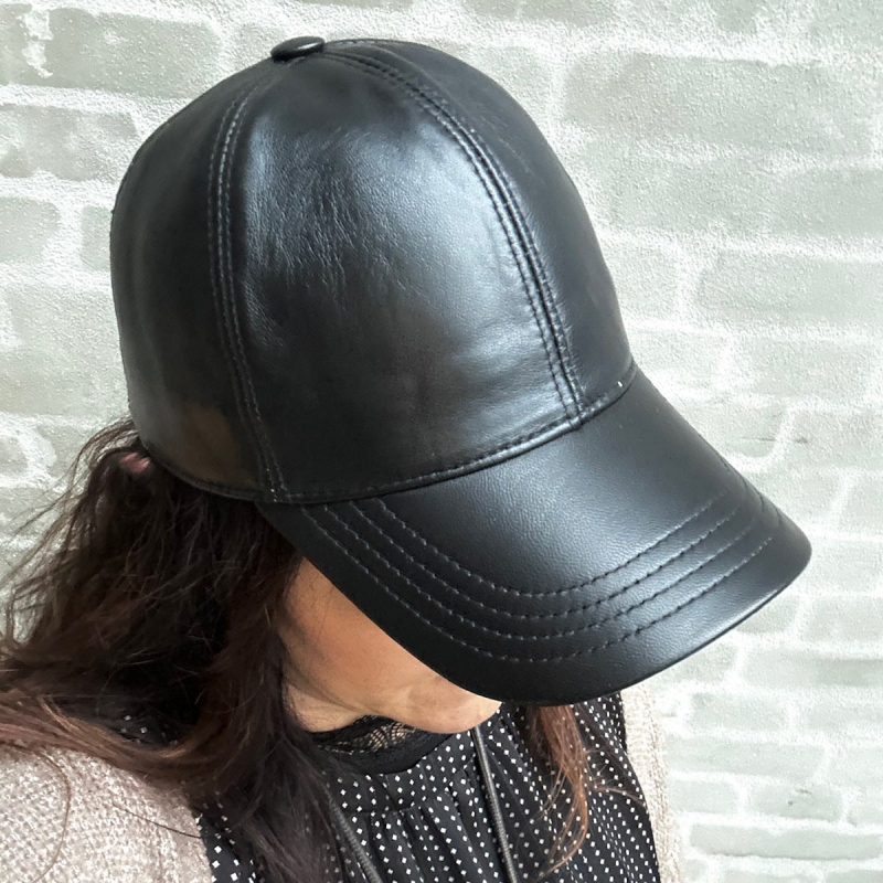 Sort skind cap  dame - i ægte lammeskind - Freja skind