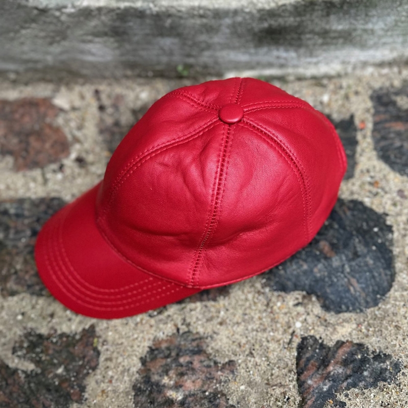 Rød herre skind cap - Blød lammeskind - Freja skind