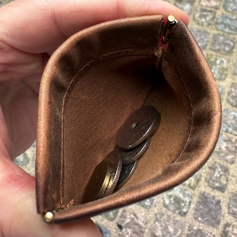 Møller korthållare - Patinerat brunt kalvskinn - Leather design