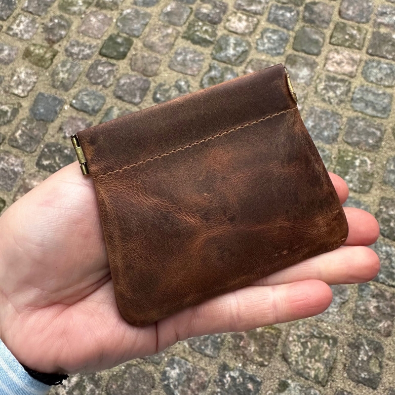 Møller korthållare - Patinerat brunt kalvskinn - Leather design