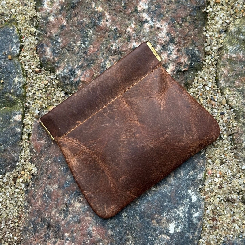 Møller korthållare - Patinerat brunt kalvskinn - Leather design