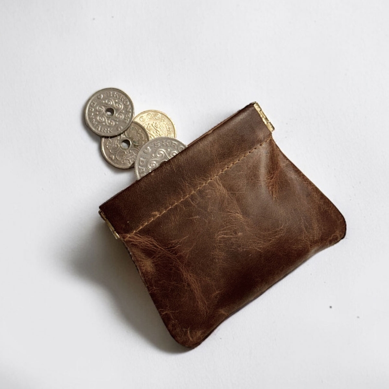 Møller korthållare - Patinerat brunt kalvskinn - Leather design