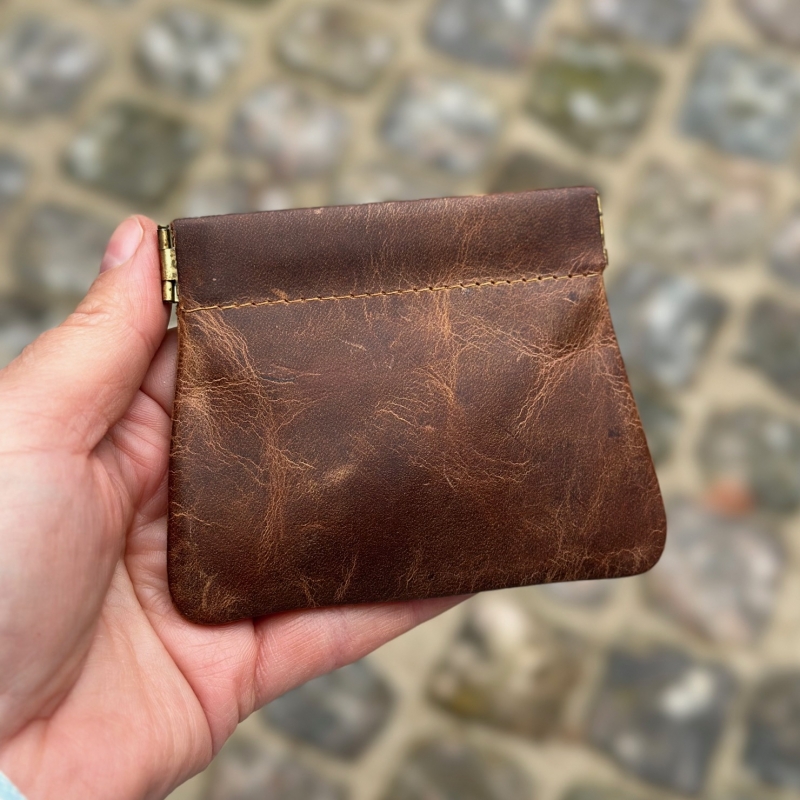 Møller korthållare - Patinerat brunt kalvskinn - Leather design