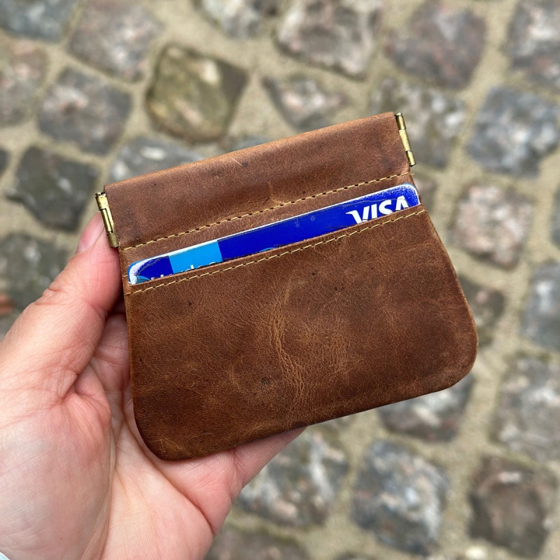 Madsen klemmepung med kortholder - Patineret brun - Leather design