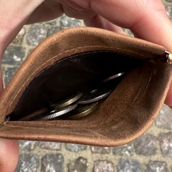 Madsen klemmepung med kortholder - Patineret brun - Leather design