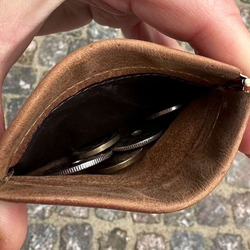 Madsen klemmepung med kortholder - Patineret brun - Leather design