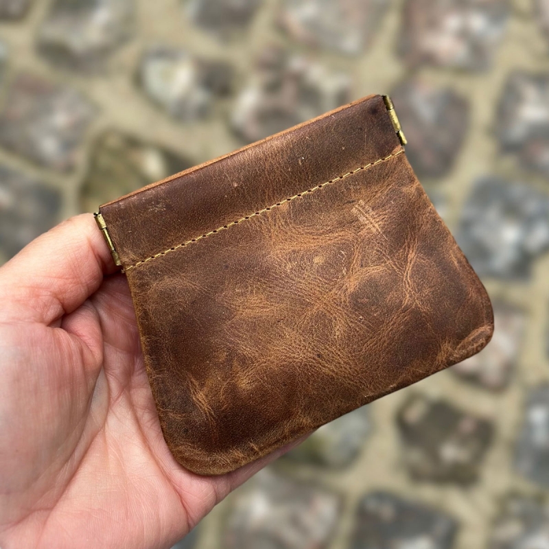 Madsen klemmepung med kortholder - Patineret brun - Leather design