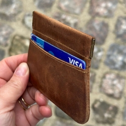 Madsen klemmepung med kortholder - Patineret brun - Leather design