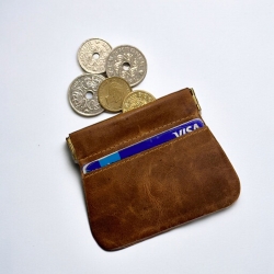 Madsen klemmepung med kortholder - Patineret brun - Leather design