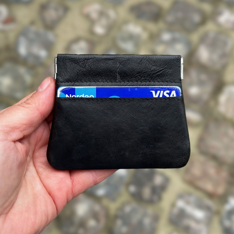 Madsen klemmepung med kotholder - Sort kalveskind