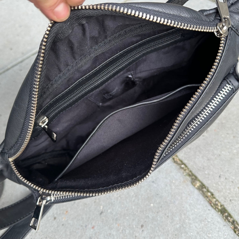 Maya bumbag i mjukt svart kalvskinn från Levinsky