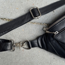 Sort bumbag  i blød skind - Maya fra danske Levinsky - Freja skind