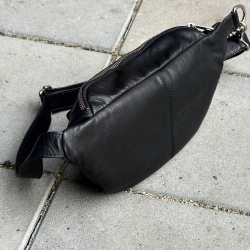 Sort bumbag  i blød skind - Maya fra danske Levinsky - Freja skind