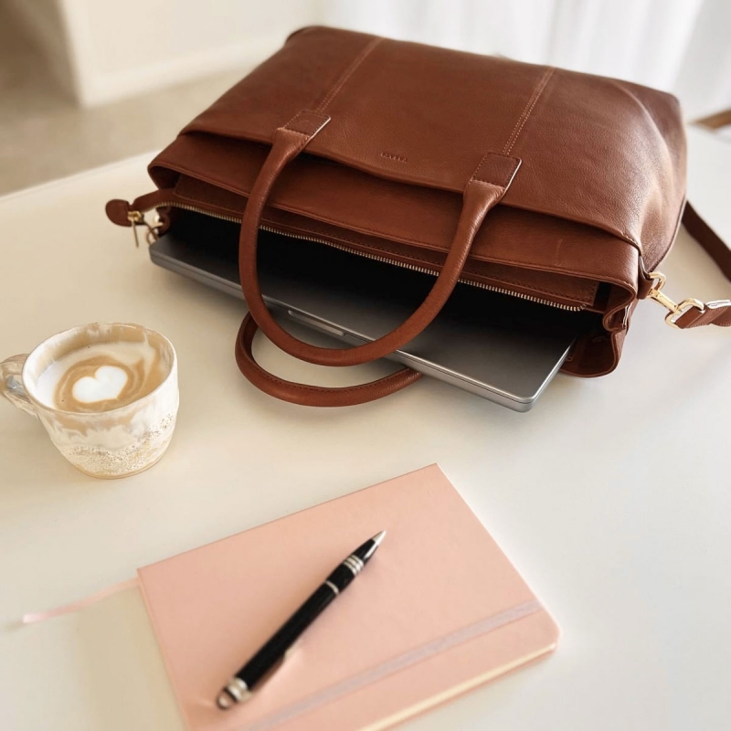 Karely Lavish arbejdstaske - Eksklusiv computertaske i cognac Læder - Treats 282445 - Freja skind