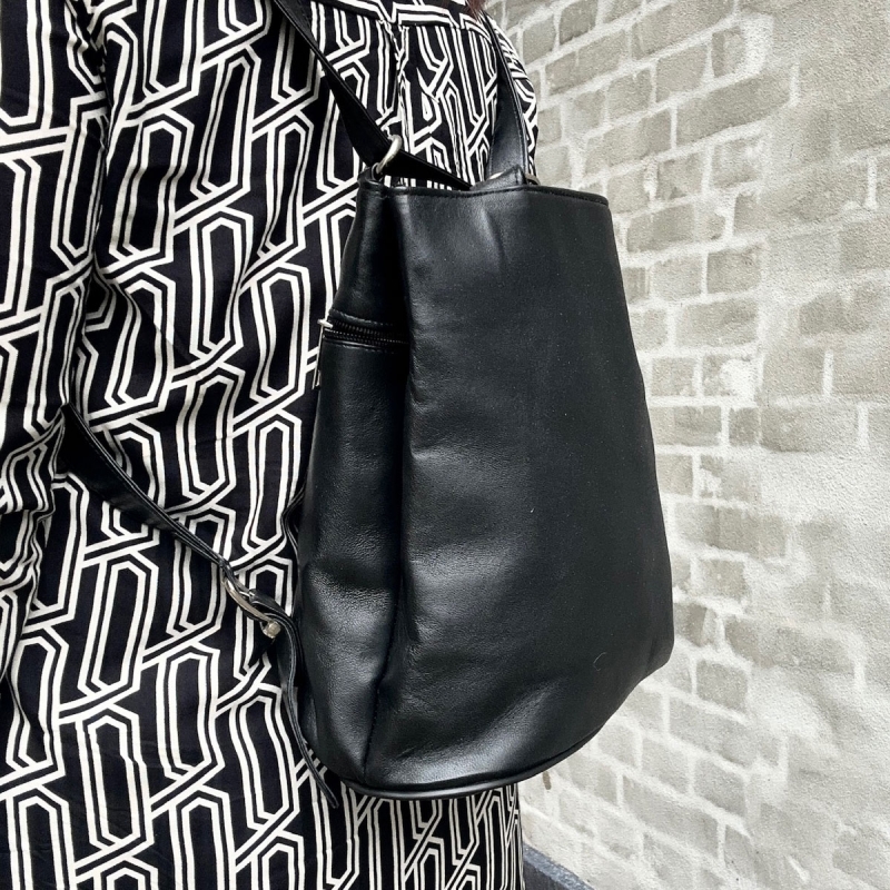 Line rygsæk og skuldertaske i blød sort skind - to i en - Freja skind