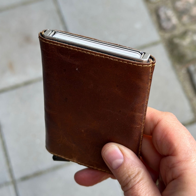 kortholder med alucase og læder - 6 kort - skub op funktion.