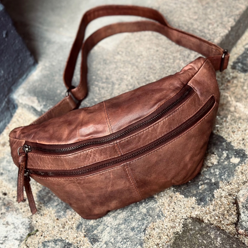 Vivian bumbag i blød skind - mørk cognac - Freja skind
