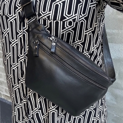 Sarah bumbag i blød sort lammeskind - Freja skind