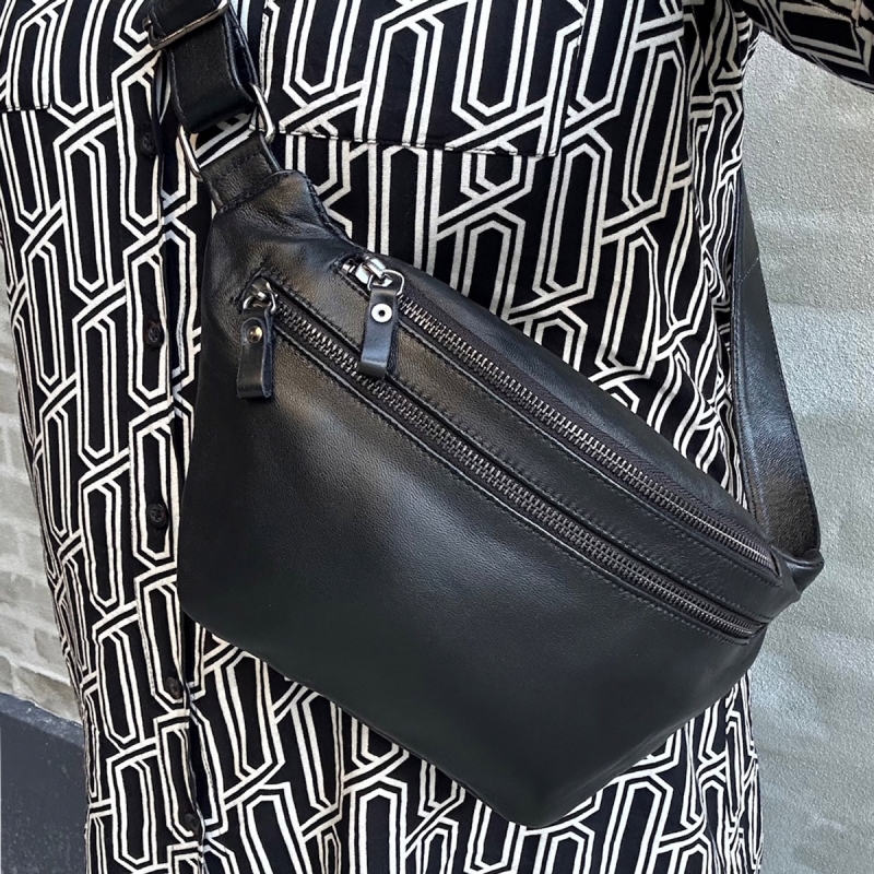 Sarah bumbag i blød sort lammeskind - Freja skind