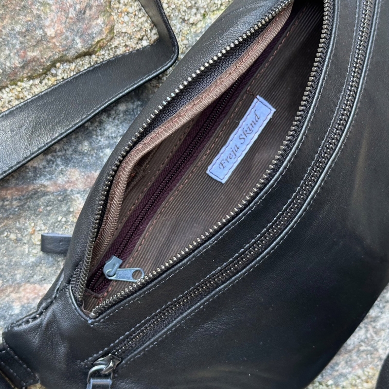 Sarah bumbag i blød sort lammeskind - Freja skind