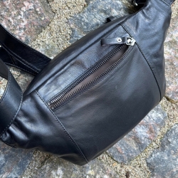 Sarah bumbag i blød sort lammeskind - Freja skind