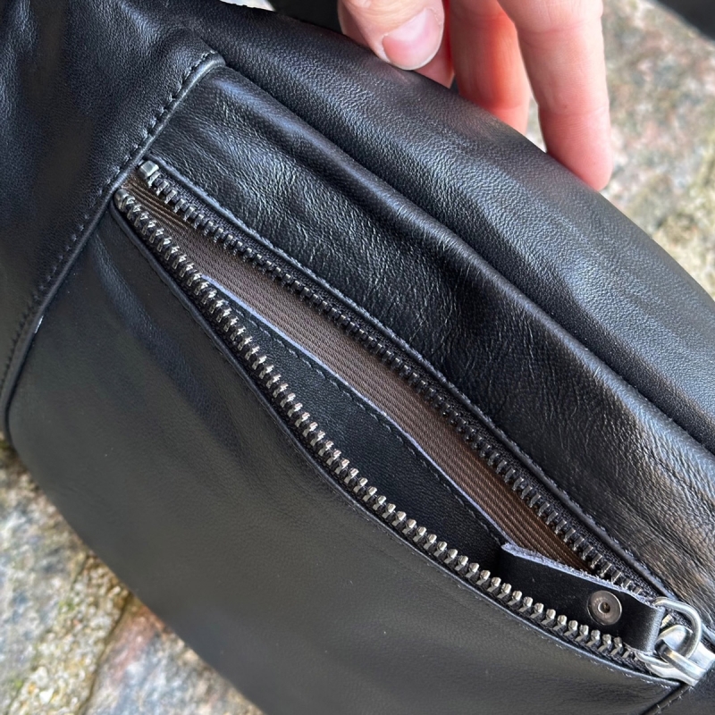 Sarah bumbag i blød sort lammeskind - Freja skind