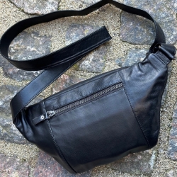 Sarah bumbag i blød sort lammeskind - Freja skind