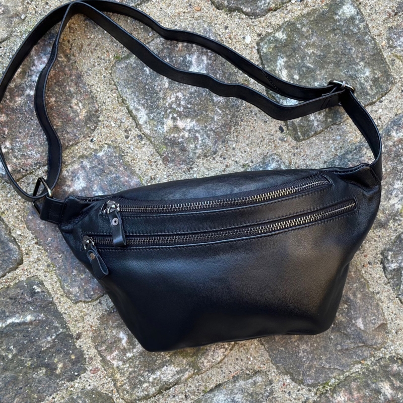 Sarah bumbag i blød sort lammeskind - Freja skind