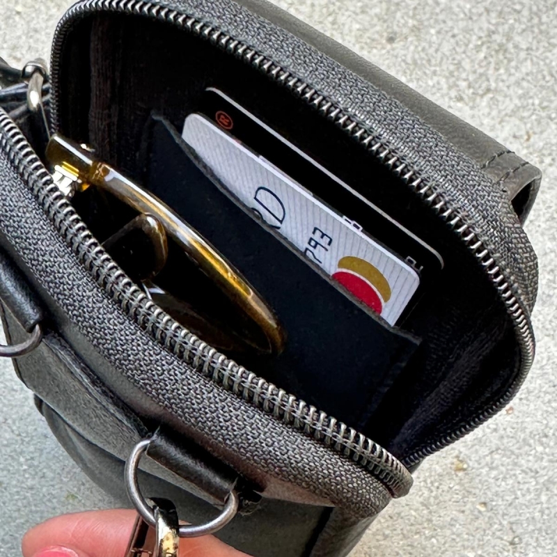 Cali mobilhängare i läder - Mobil, pass, glasögon mm - Freja Skind