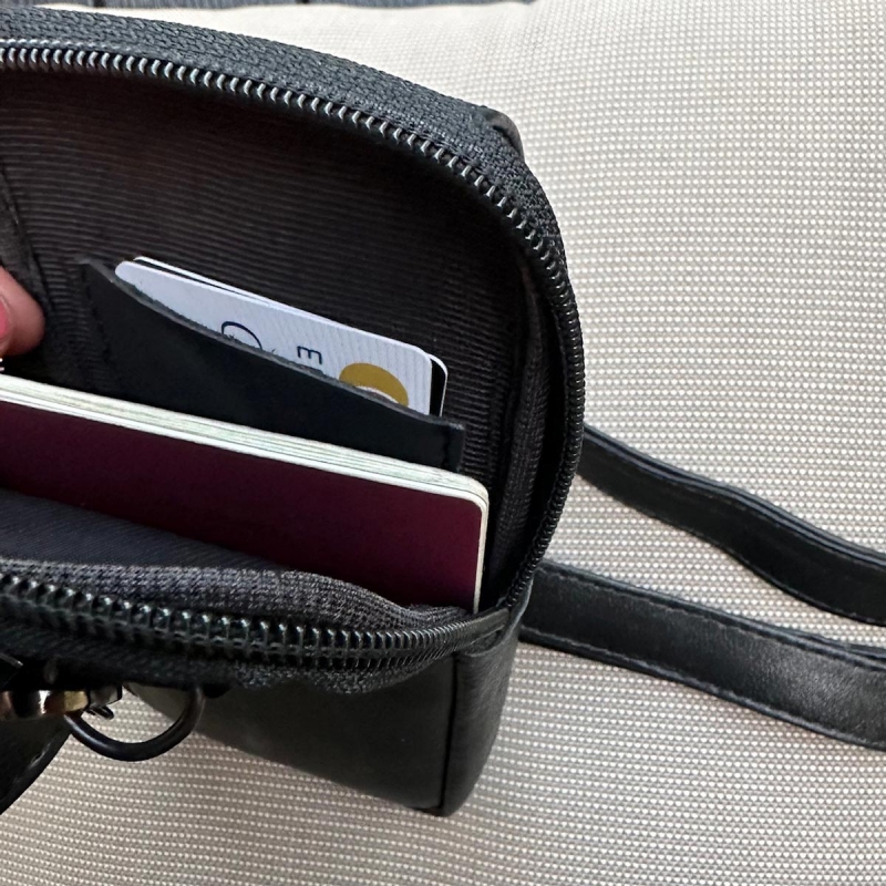 Cali mobilhängare i läder - Mobil, pass, glasögon mm - Freja Skind