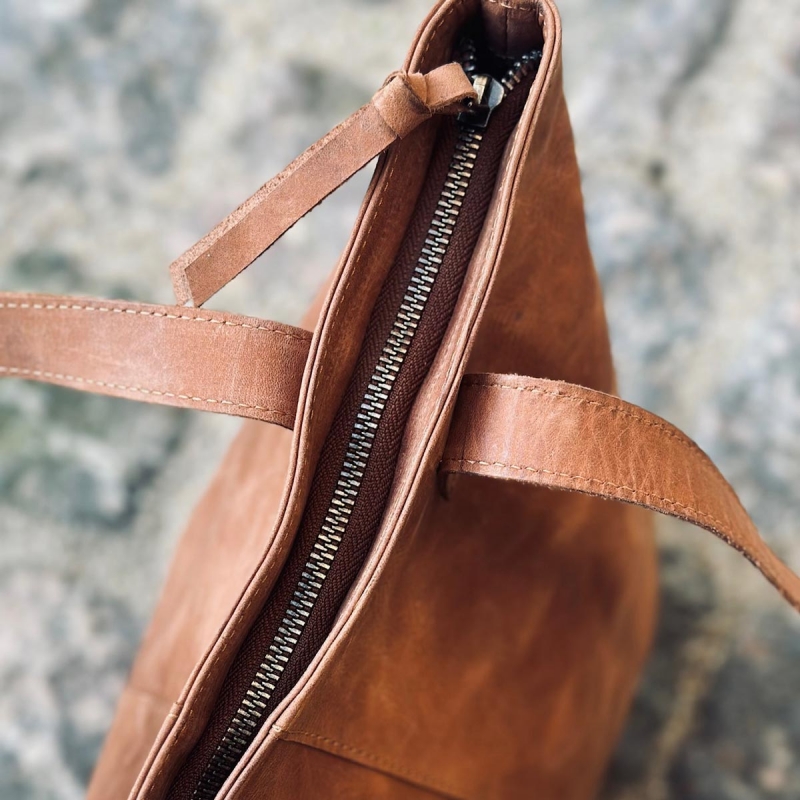 Valencia shopper i cognac buffelläder - dragkedjestängning - Freja Skind