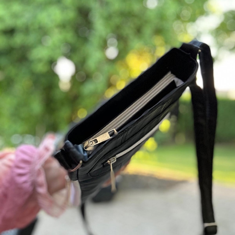 Mary skuldertaske - sort skind med hvid kant - Freja skind