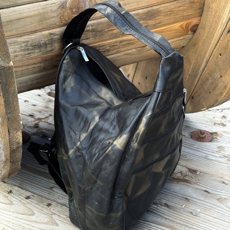 Sort skindrygsæk med guld skygger - Freja skind