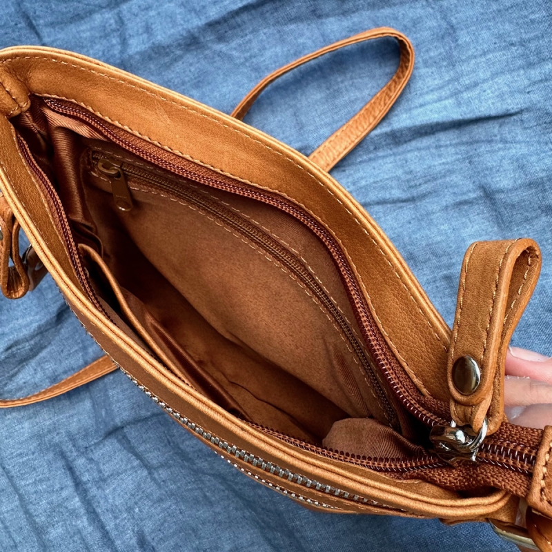 Lullu crossbody-väska i mjukt cognac kalvskinn - Freja Skind