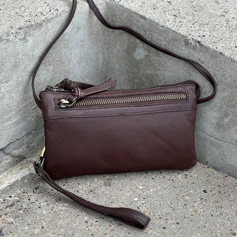 Gro - Brun crossbody-väska - Axelrem och handrem - Mjuk skinn