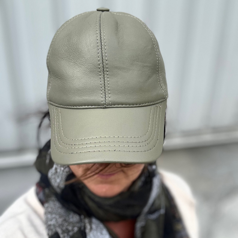 Skinnmössa - Dam - Dämpad grön skinn - Klassisk design - Freja Skind