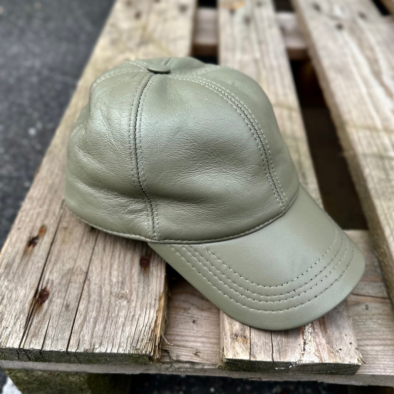 Skinnmössa - Dam - Dämpad grön skinn - Klassisk design - Freja Skind