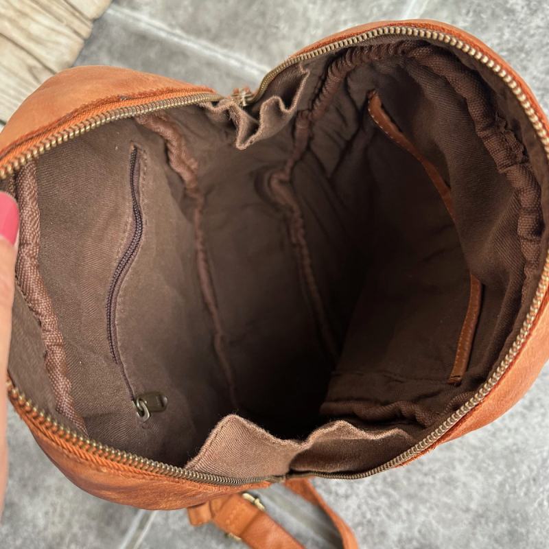 Praktisk damryggsäck i vackert patinerat läder