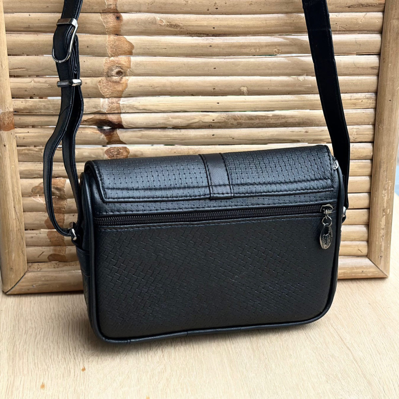 Viola skuldertaske med præget mønster - Sort skind - Freja skind