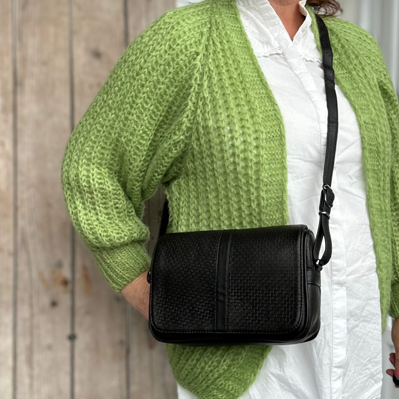 Viola skuldertaske med præget mønster - Sort skind - Freja skind