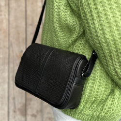 Viola skuldertaske med præget mønster - Sort skind - Freja skind