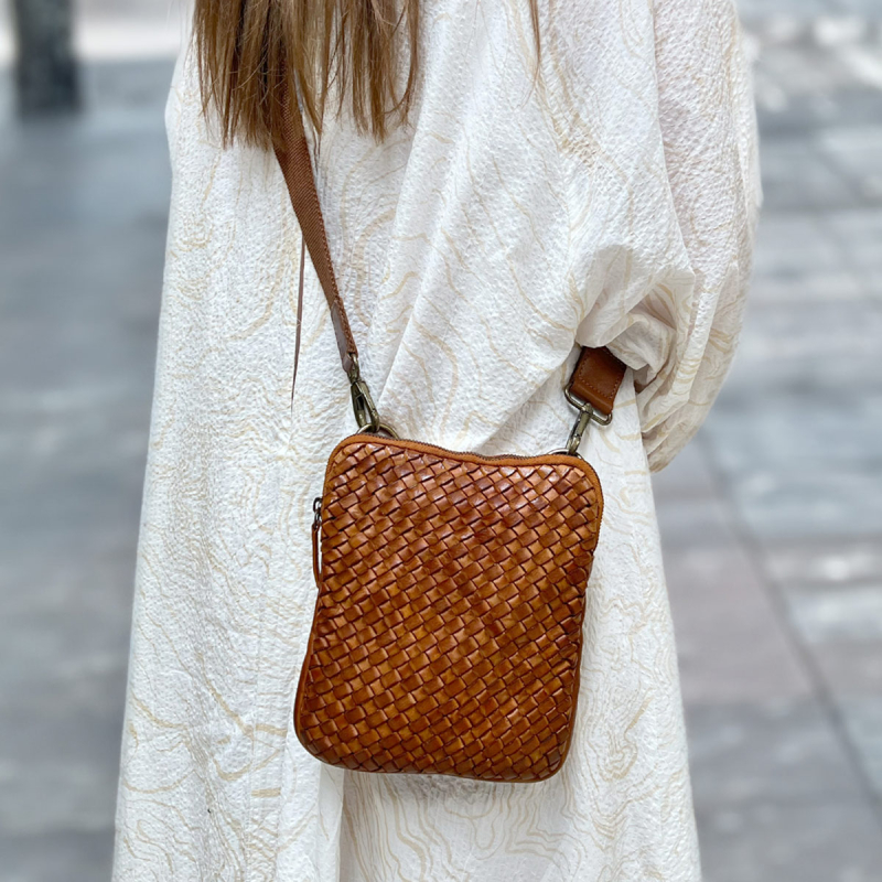 Aurora crossbody taske med flet - cognac  -Montana - 272300